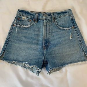 Abercrombie and Fitch Mom Short, size: 25, never worn! (no tags)